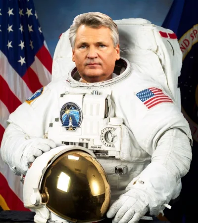 Duke88 - @JohnFitzgeraldKennedy: 

Astronauta gotowy do wylotu