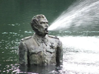 D.....r - #stalin #heheszki #komunizm #fontanna #pomnik