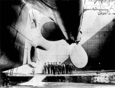 Pachlak - Robotnicy stoczni w Belfaście, stojący pod śrubami RMS Titanic.



#fotogra...