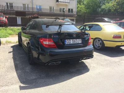 CptYolo - W tle widzimy piękne BMW E36, niestety zasłonił je jakiś Mercedes c63 AMG (...