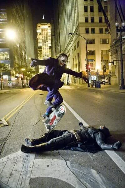 Mesk - Heath Ledger skacze na deskorolce nad Christianem Balem na planie filmu "Mrocz...