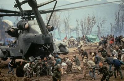myrmekochoria - Amerykański helikopter z zapasami żywności ląduje w obozie kurdyjskim...