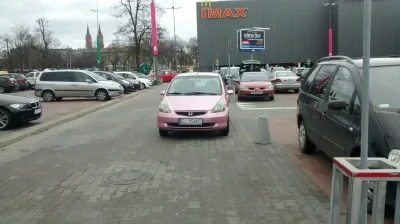S-Type - Pusty parking, a #rozowypasek w różowym autku postanowił zaparkować na środk...
