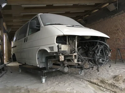 M.....r - @StaryWilk: VW T4 po piaskowaniu, przed konserwacją.