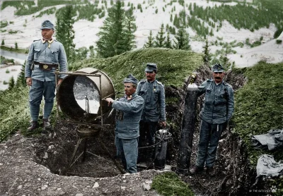 myrmekochoria - Austro - Węgierscy żołnierze z reflektorem acetylenowo-tlenowym (chyb...