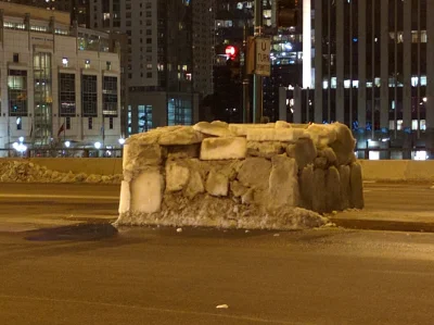 vartan - W Chicago zimno, więc bezdomny zrobił sobie igloo do przezimowania.
#chicag...