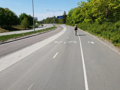 trzeci - Tak wygląda droga rowerowa w cywilizowanym świecie.
#szwecja #rower