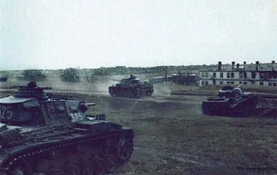 wojna - Niemieckie czołgi Panzer III z 24.Dywizji Pancernej na przedmieściach Staling...