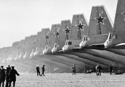 Sandman - Samoloty An-12 od... Ogona strony ( ͡° ͜ʖ ͡°) Lata '70.
Robi wrażenie.

...