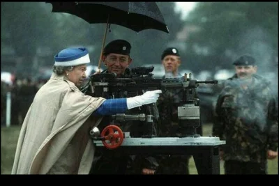 mybeautifulpoland - Elizabeth II firing a British L85 battle rifle in 1993. 
#hehesz...