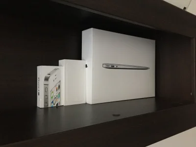 a.....r - Mam w domu osobną półkę na produkty Apple. #apple #iphone #macbook
