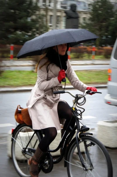 v.....r - #cyclechic pod parasolem

źródło: http://www.wolnyrower.com.pl/2013/01/rowe...
