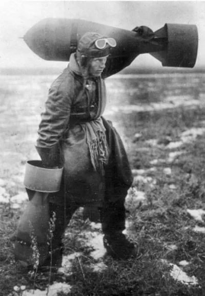 Sandman - Żołnierz sowieckich sił powietrznych. Na pokładzie tego organicznego nośnik...