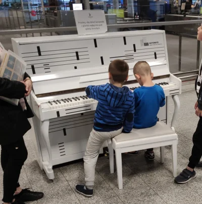 NdFeB - Ktoś wymyślił że świetnym pomysłem będzie postawienie pianina w terminalu prz...