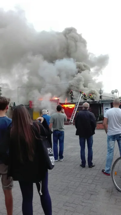 wojtek9214 - Pożar na targowicy w #lowicz , spłonął bar, sklep z wędlinami i cholera ...