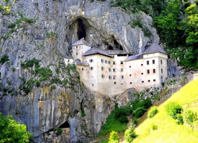 Sheena1 - Predjama - zamek w jaskini.
Znaczna część pomieszczeń zamku mieści się w s...