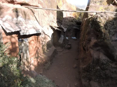 khaes - A mnisi mieszkają w takich prostych grotach wydrążonych w skałach nieopodal: