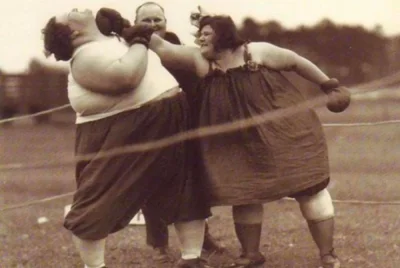 myrmekochoria - Dziwne fotografie boksujących się kobiet z przełomu XIX i XX wieku.
...