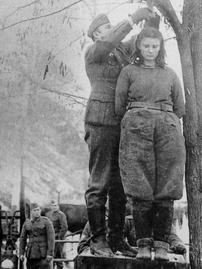 brusilow12 - Żołnierze niemieckiej armii przygotowują szubienicę dla 17-letniej jugos...