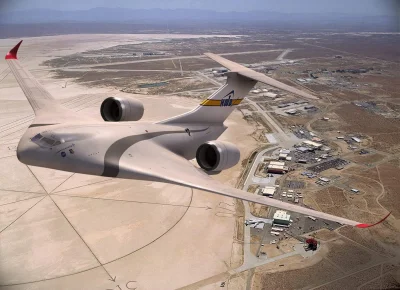 d.....4 - Latające skrzydło Boeinga i koncept Lockheeda (poniżej) wyglądają nawet cie...
