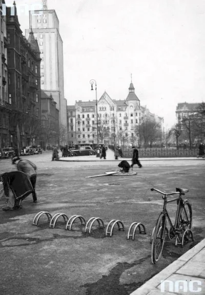 C.....h - Warszawa - Plac Napoleona (1938 r.).
coś pięknego! 
#Warszawa #rower #mie...