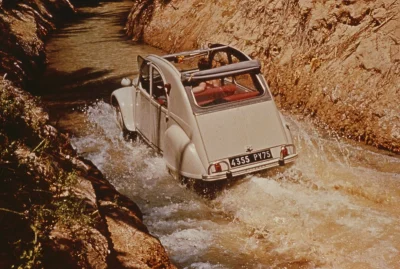 white_duck - Trafiłem na takie ciekawe zdjęcie #citroen 2CV jadącego przez drogę z fu...