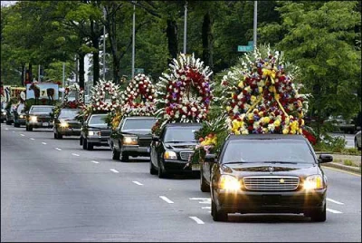 mauron - Czerwiec 2002, pogrzeb Johna Gottiego, bossa rodziny Gambino.
#mafia #gambi...