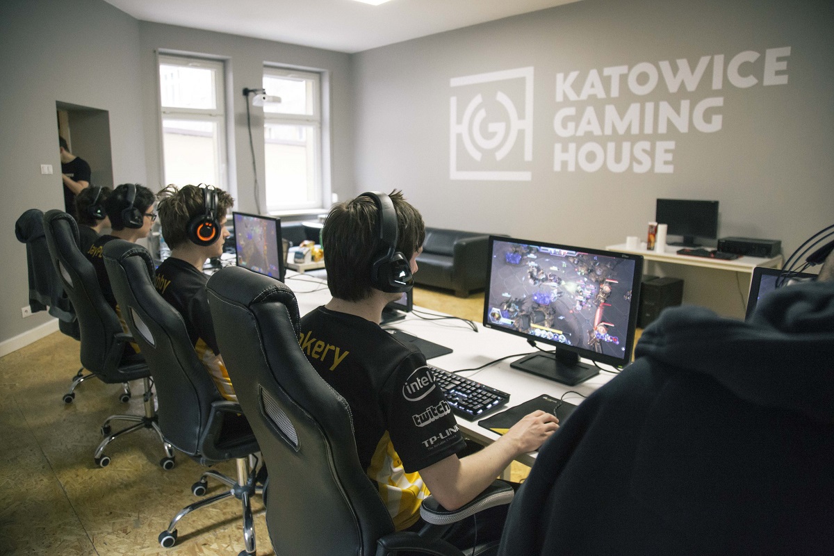 Gaming house. Буткемп киберспорт. Что такое буткемп у геймеров. Буткемп столы для геймеров. Буткемп Gen.g.