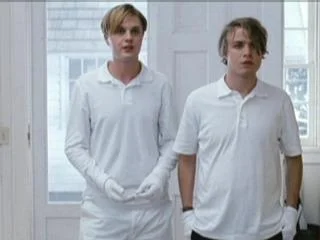 Dariel - Czy ta scena z dwoma facetami w białych rękawiczkach i koszulach nie przypom...