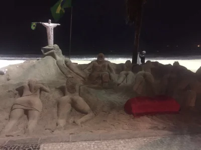 virusman - Rzeźba z piasku na plaży Copacabana w Rio de Janeiro przedstawiająca Lecha...