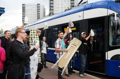 Rootwater - > Kilkanaście osób przyszło na pętlę tramwajową Krowodrza Górka aby po go...