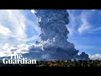 miejskismog - erupcja wulkanu Sinabung w Indonezji, 9 czerwca 2019. Kolumna popiolu i...