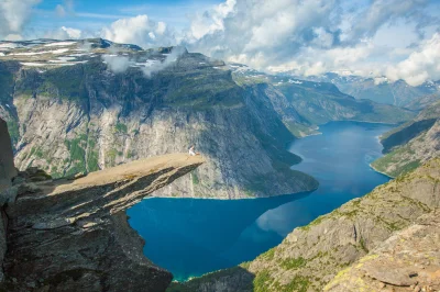 szimut - Trolltunga - język trolla - skała ta ma 10m długości i wisi 350m nad poziome...