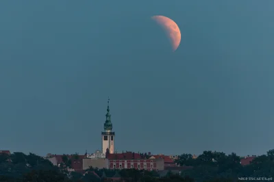 Nightscapes_pl - Początkowa faza wczorajszego zaćmienia Księżyca widziana nad wieżą r...