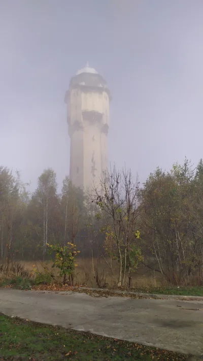sylwke3100 - Wieża ciśnień na Korczaka w Katowicach w porannei mgle

#slask #katowice...