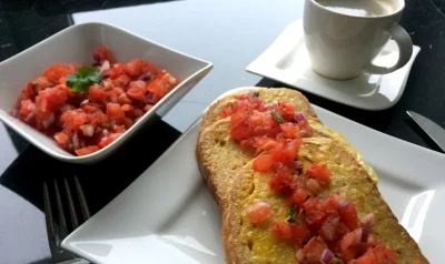 kodi_xd - Pomysł na szybkie śniadanie - salsa na chlebie w smażonym jajku :) 

www....