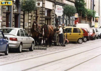 DerMirker - Parkowanie równoległe zaprzęgiem na ulicy Karmelickiej, lata 90. XX wieku...