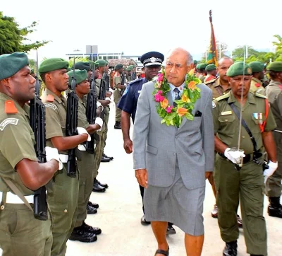 stahs - Prezydent Fidżi...prawie jak Chajzer:) Przynajmniej wie, że skarpetki nie pas...