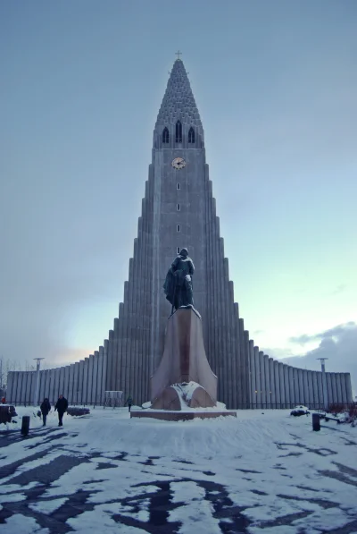 burarura - #islandia #podroze #podrozujzwykopem #architektura (bo foto)

Parę osób ...