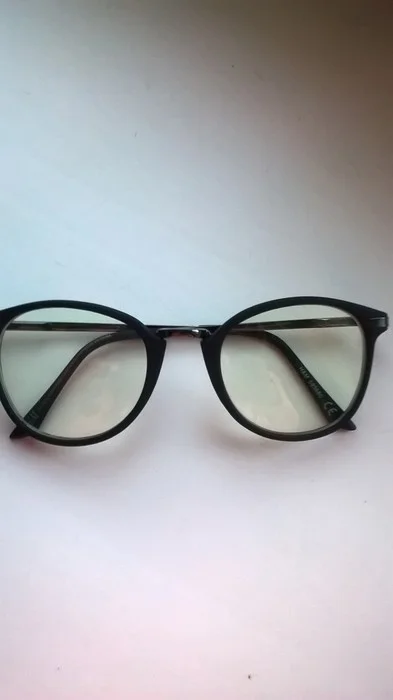 grzesiooo - Ktoś coś o okularach najbardziej zbliżonych do tych z załącznika?
#ubier...