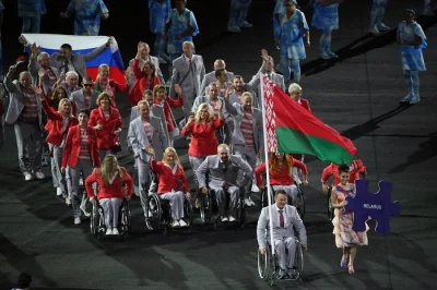 szurszur - Podczas otwarcia paraolimpiady jeden z Białorusinów niósł flagę Rosji, któ...