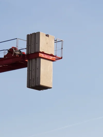 P.....a - Zawsze sie zastanawiałam jak oni wkładają te betonowe bloki w żurawiach 
#r...