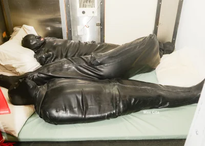 latexlover - #lateks #catsuit #heavyrubber #bdsm #bondage

Taki hotel to ja rozumie...