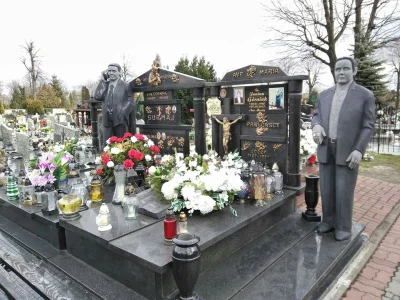 pawelJG - Wczoraj byłem na #cmentarz w Świebodzicach, a tam takie coś
#grobbing #cmen...
