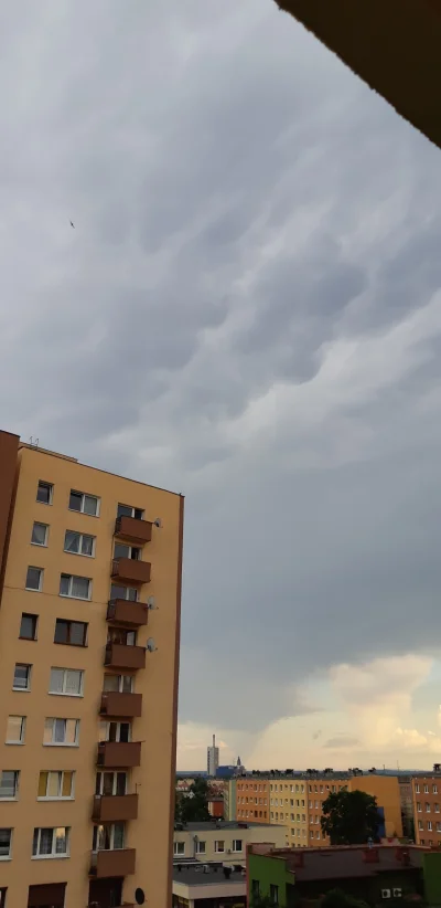 soadfan - Może nie jakoś pięknie wykształcone ale są! Moje pierwsze #mammatus #chmura...