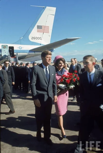 adam-nowakowski - John Kennedy z żoną Jacqueline; lotnisko w Dallas; 22 listopada 196...