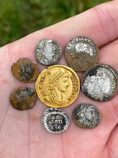 Zwiadowca_Historii - Skarb rzymskich monet i biżuterii odkryty w Anglii Link do znale...