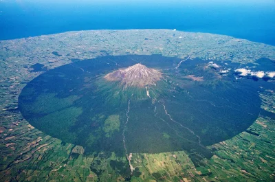 siwymaka - Egmont lub Taranaki – czynny wulkan w Nowej Zelandii.

W 1881 roku utwor...