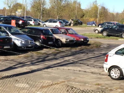 Michaelxdd - @SmellySocks: stoi wyłącznie na parkingu. Przed blokiem już nie ma innyc...