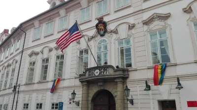 s.....4 - Ambasada USA w Pradze ciekawe barwy narodowe( ͡° ͜ʖ ͡°) 
#usa #praga #lgbt